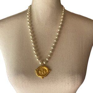 Susan Shaw Intaglio Bee pendant necklace gold tone faux glass pearl preppy